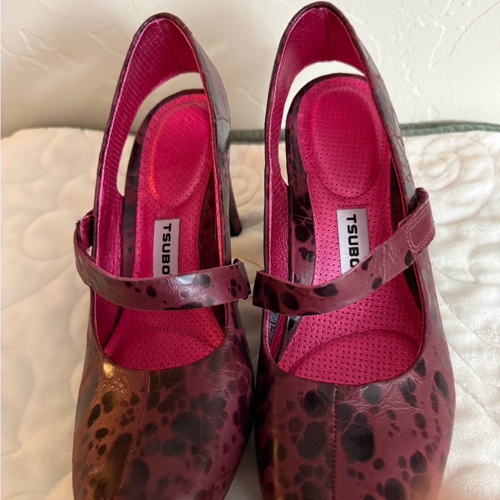 Tsubo Women's Burgundy and Black Patterned Heels